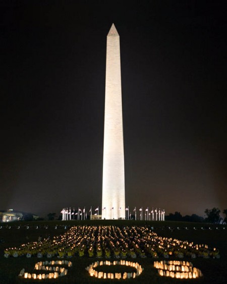 2005年7.20，来自世界各地的部分法轮功学员在美国首都华盛顿纪念碑下举行烛光夜悼，悼念那些在中国大陆被迫害致死的大法弟子。（Mark Zou/大纪元）