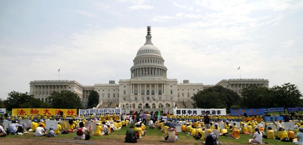 2007年7.20，來自世界各地的部份法輪功學員、正義人士、國會議員和非政府組織在美國國會大廈前舉行7.20反迫害大集會（明慧網）
