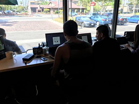 洛杉矶星巴克咖啡厅里玩Pokemon Go！的年轻人。（大纪元）