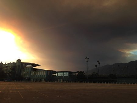 南加圣塔克雷利塔（Santa Clarita）山火的尘埃笼罩在洛杉矶上空。（消防局提供）