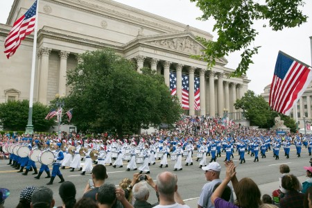 7月4日是美国独立日，华盛顿地区部分法轮功学员参加了在特区及周边几个城市举行的节日游行，受到观众的欢迎。图为首都独立日大游行。(李莎/大纪元）