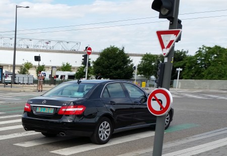 2016年7月6日，在斯特拉斯堡歐洲議會大樓前，法輪功學員見一輛黑色轎車很可疑，發現後車牌是使領館的牌照。（黎平/大紀元）