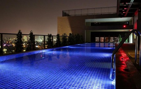 台中兆品酒店16樓設有戶外雙水道常溫游泳池，白天可在戶外泳池畔戲水，晚上則成為星光游泳池。（雲朗觀光提供／中央社）