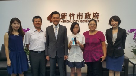西門國小黃寶彤與母親（右二）、市長、教育處長、校長（左二）、老師（左一）合影。（林寶雲／大紀元）