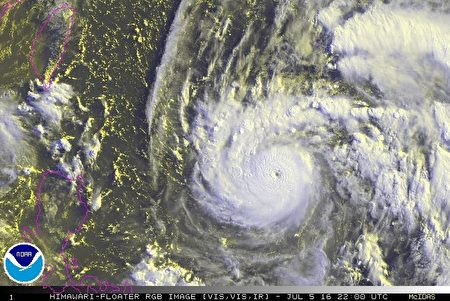 美国国家海洋暨大气总署（NOAA）提供的卫星云图，台风眼清晰可见。（取自NOAA网站） 