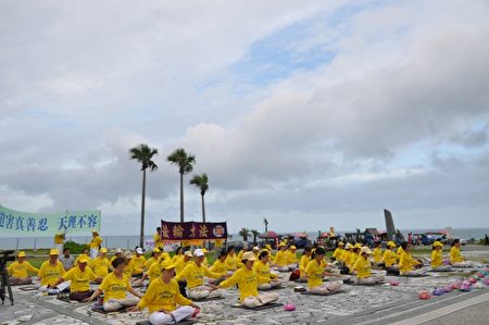 花蓮法輪功學員於10日舉辦7.20活動，在七星潭海灘集體煉功，場面平靜祥和。（詹亦菱／大紀元）
