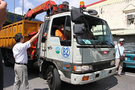 宜蘭市公所出動抓斗車協助台東清理環境。（宜蘭市公所提供）