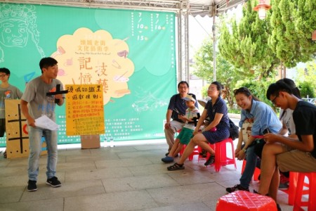 主办单位在庆元宫举办“知识王”挑战赛，游客从互动游戏中，更认识头城人文风情。（宜兰县丢丢铜青年协会提供） 