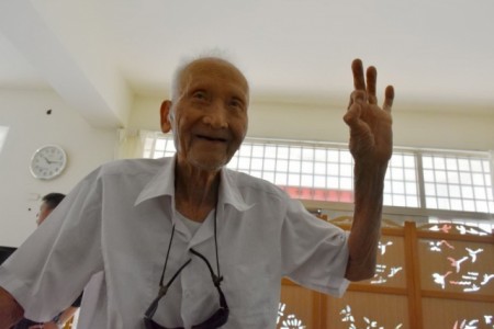 开朗乐观的百岁人瑞庄阿龙。（新竹县政府提供）