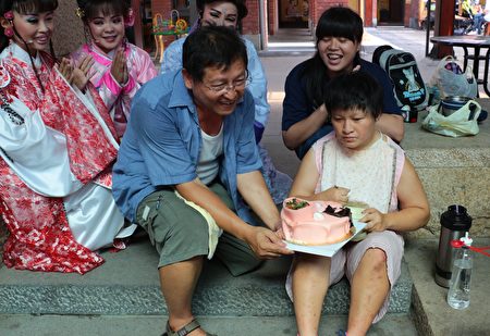 传艺中心为林青志提前庆祝父亲节，现场许多人流下感动的眼泪。（传艺中心提供）