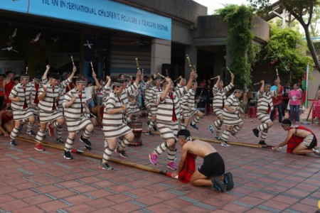 “四季文化艺术舞蹈团”演出最具传统特色的原住民歌舞。（曾汉东／大纪元）