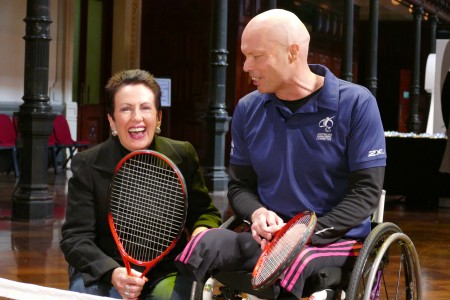 悉尼市長摩爾和輪椅網球冠軍David Hall。（安平雅/大紀元）