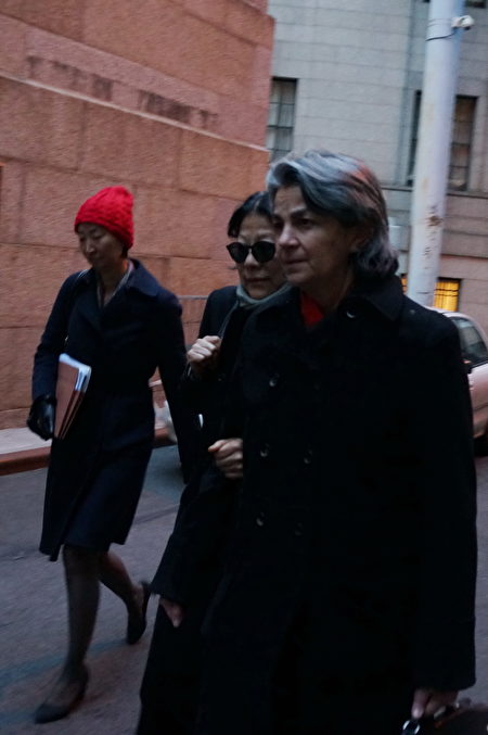 严雪瑞（中间戴眼镜者）今年1月认罪后，与中西媒体周旋大半个小时躲避记者，竟然从后门离开法庭。