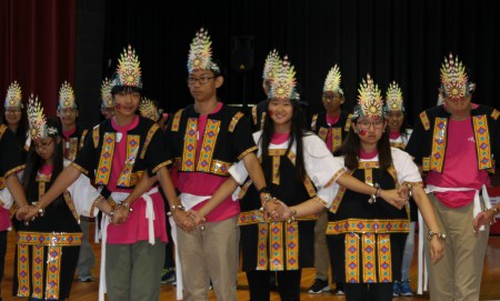 学生表演表现台湾文化的舞蹈。（何伊/大纪元）