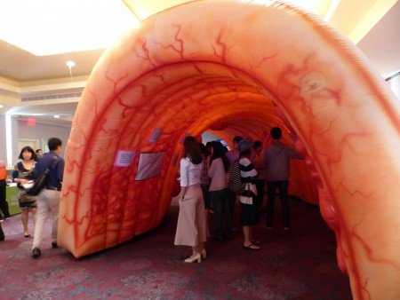 “关心肠健康-新唐人健康展”上的巨型充气肠模型。