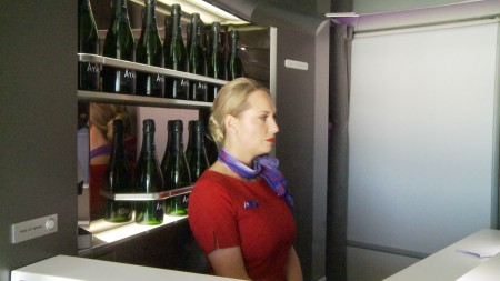 维珍（Virgin）澳洲航空公司新款商务舱中的迷你酒吧。（杨阳/大纪元）