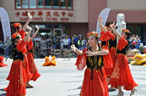 新疆維吾爾族民族舞，曼妙的舞步惹的市民掌聲不斷。(黃鐘樂/大紀元）