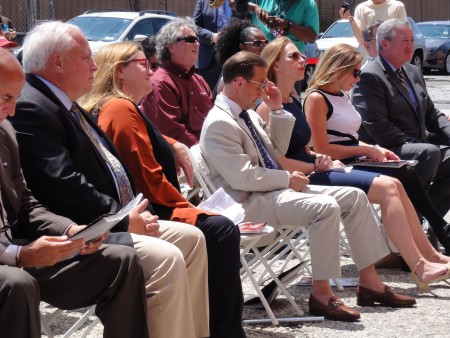 費城市長Jim Kenney （右1）及有關嘉賓100餘人出席了儀式。（司瑞/大紀元）