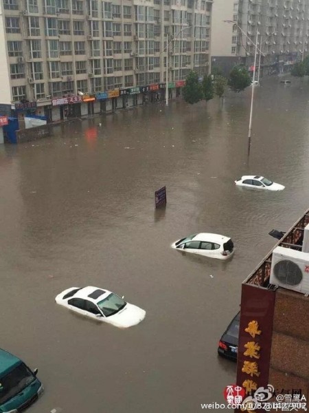自7月18日夜開始的大暴雨，導致河北邯鄲市內澇嚴重，全市啟動「看海模式」。（網絡圖片）