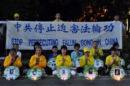 圖：7月20日晚法輪功學員在中領館前舉行燭光悼念活動。（周行/大紀元）