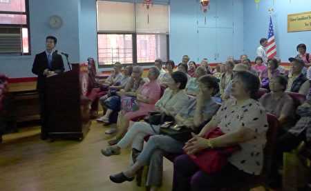 刘志杰，为参加活动的数十名老年朋友，讲解心脏病医疗技术和手术成果。 