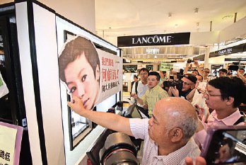 法国化妆品牌Lancôme在中共以市场利益施压下取消与何韵诗合作，成为国际丑闻。（大纪元资料图片）