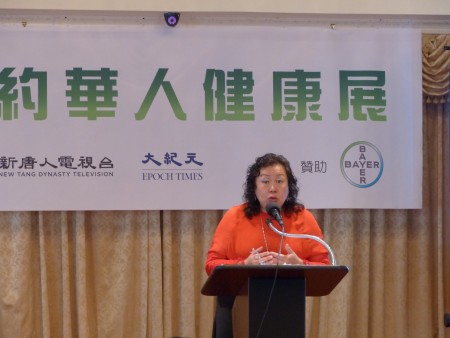 第一保健副总裁吴烨祺在“关心肠健康-新唐人健康展”上讲解“病人家属分享”。