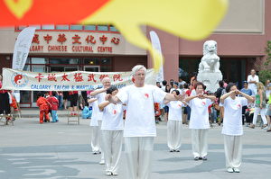 以柔克剛的太極拳展現中國傳統而獨特的武術，深受中外市民喜愛。(黃鐘樂/大紀元）