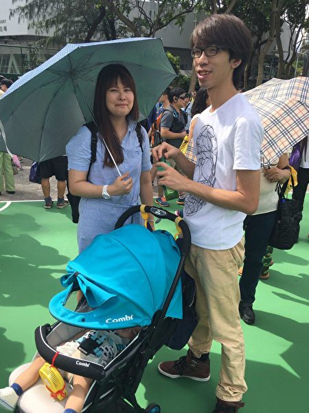 市民陈先生夫妇带9个月大的儿子参与七一游行，要求梁振英下台。（李小朗／大纪元）
