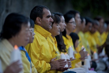 2016年7月19日晚，温哥华部分法轮功学员与民众在中领馆前举行烛光守夜，纪念法轮功反迫害17周年。（摄影：大宇/大纪元）