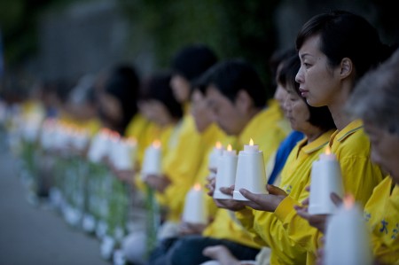 2016年7月19日晚，温哥华部分法轮功学员与民众在中领馆前举行烛光守夜，纪念法轮功反迫害17周年。（摄影：大宇/大纪元）