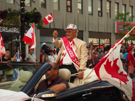 蒙特利爾加拿大國慶遊行活動的創始人Dr. Roopnarine Singh（車上站立者）。（Nathalie Dieul / 大紀元）