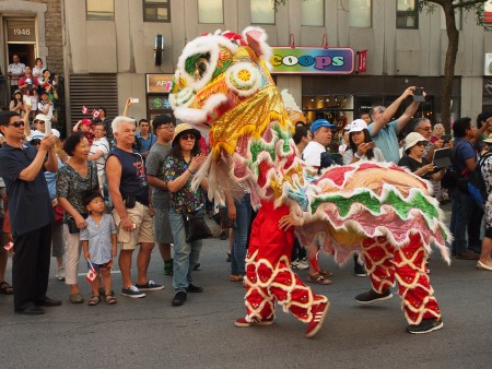 參加國慶遊行的華人社團舞獅隊。（Nathalie Dieul / 大紀元）