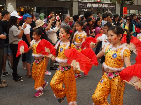 蒙特利爾各族裔社團盛裝彩扮，歡樂前行，同慶加拿大149周年國慶。（Nathalie Dieul / 大紀元）