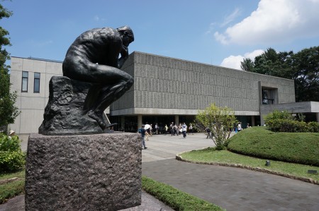 日本东京西洋美术馆外围。（卢勇/大纪元）