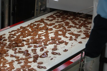 薯片巧克力的生產過程，薯片被澆上一層巧克力。（大紀元）