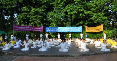 2016年7月17日，泰國法輪功學員在曼谷舉行集會，紀念反迫害17周年。圖為法輪功學員展示功法。（大紀元）