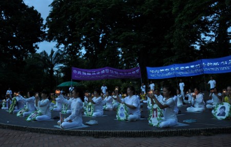 2016年7月17日，泰國法輪功學員在曼谷舉行集會，紀念反迫害17周年，燭光悼念被中共迫害致死的同修。（大紀元）