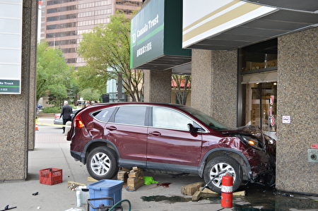 7月5日，卡城唐人街发生车祸，一辆红色SUV冲入人群后撞到银行外墙。（黄钟乐/大纪元）