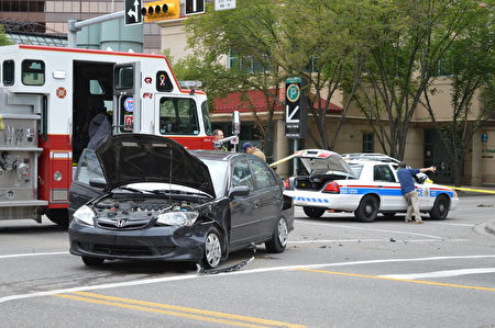 7月5日，卡城唐人街发生车祸，一辆黑色本田车车盖被撞开。（黄钟乐/大纪元）