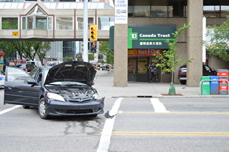 7月5日，卡城唐人街发生车祸，一辆黑色本田车车盖被撞开。（黄钟乐/大纪元）
