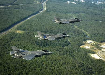 現役F-35隱形戰鬥機包括三種型號，圖中從上至下分別為F-35A、F-35B和F-35C。 （維基百科）