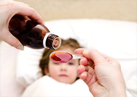 小孩發燒就給孩子吃退燒藥，會使小孩體質變得很差，動輒生病。（Fotolia）