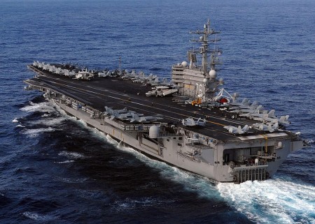 美国太平洋司令部宣布，驻扎在南海区域的第7舰队航母里根号（USS Ronald Reagan）上的战机，执行了起降操作任务，并表示这是为支持南海的安全稳定。图为里根号航母。 (Mass Communication Specialist 3rd Class Dylan McCord/U.S. Navy via Getty Images)