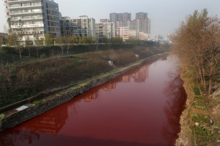 河南洛阳涧河水变红成为中共环保无作为酿成恶果的典型案例。（Getty Images）