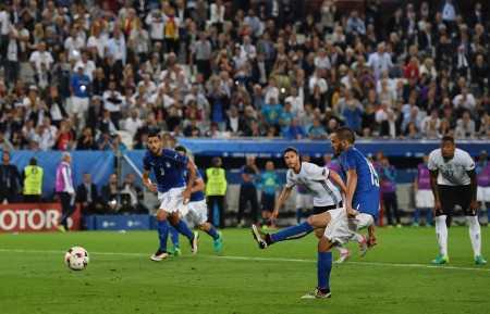 BORDEAUX, FRANCE - JULY 02: Leonardo Bonucci of Italy converts the penalty to score his team's first goal during the UEFA EURO 2016 quarter final match between Germany and Italy at Stade Matmut Atlantique on July 2, 2016 in Bordeaux, France. (Photo by Laurence Griffiths/Getty Images)