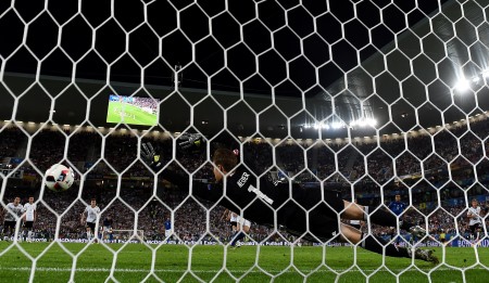 博努奇利用点球为意大利队扳平比分。(Laurence Griffiths/Getty Images)