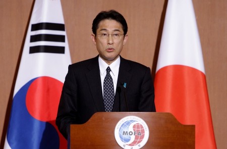 日本外务大臣岸田文雄(Fumio Kishida)称，日本一贯主张解决海洋纷争，须根据法律并采用和平的方式，而不是靠武力或威压的方式。(Chung Sung-Jun/Getty Images)