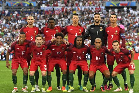 (FromL) Portugal's defender Pepe, Portugal's midfielder William Carvalho, Portugal's defender Fonte, Portugal's goalkeeper Rui Patricio and Portugal's forward Cristiano Ronaldo, (down) Portugal's forward Nani, Portugal's midfielder Adrien Silva, Portugal's defender Eliseu, Portugal's midfielder Renato Sanches, Portugal's midfielder Joao Mario and Portugal's defender Cedric Soares pose before the Euro 2016 quarter-final football match between Poland and Portugal at the Stade Velodrome in Marseille on June 30, 2016. / AFP / Francisco LEONG (Photo credit should read FRANCISCO LEONG/AFP/Getty Images)