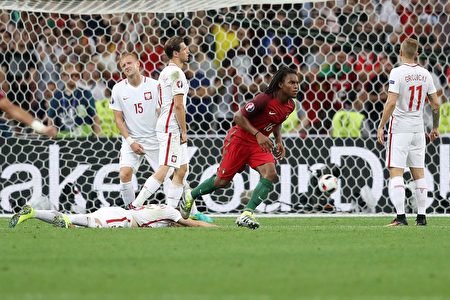 Portugal's midfielder Renato Sanches (R) celebrates after scoring during the Euro 2016 quarter-final football match between Poland and Portugal at the Stade Velodrome in Marseille on June 30, 2016. / AFP / Valery HACHE (Photo credit should read VALERY HACHE/AFP/Getty Images)